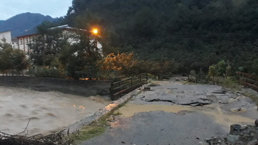 Taşkın nedeniyle bir okulda eğitime ara verildi