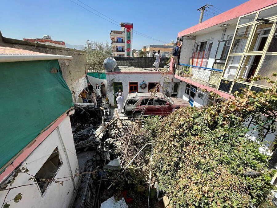 Saldırı sonrası evin bahçesinde hurdaya dönen araçlardan oluşan enkaz hala kaldırılamadı.