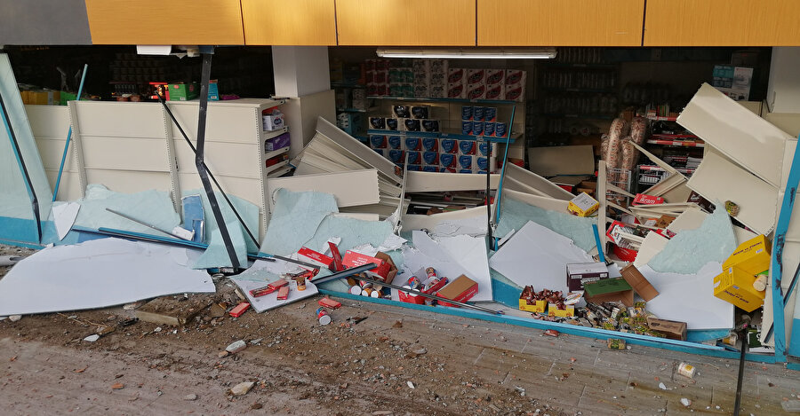İstanbul'da direksiyon hakimiyetini kaybeden sürücü markete girdi