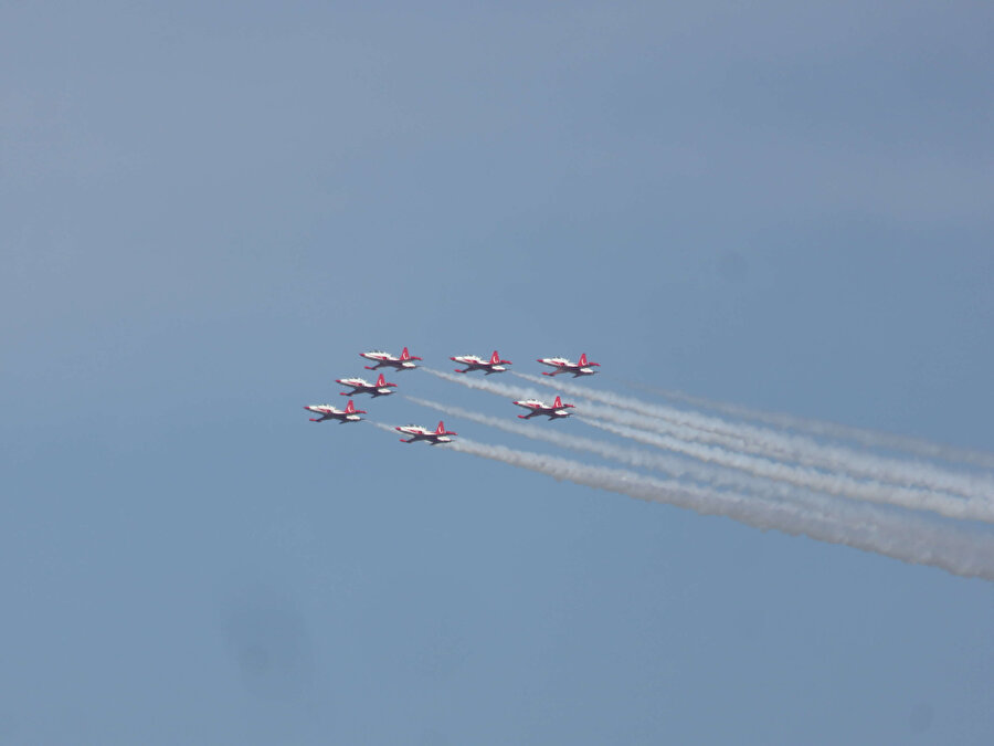 TEKNOFEST öncesi İstanbul Boğazı'nda Türk Yıldızları'ndan selamlama uçuşu