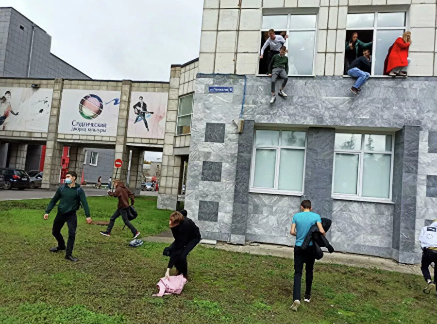 Perm State Üniversitesi'nde öğrencilerin pencerelerden atlama anı