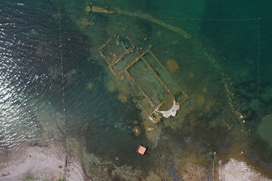 Su kıyıdan 30 metre çekildi: 2 bin yıllık bazilika ortaya çıktı