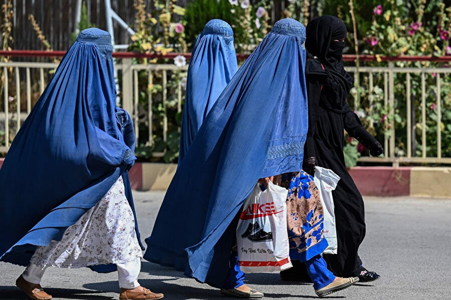 Afganistan coğrafyasıyla ilgili en fazla tartışılan meselelerden birisi de kadınların burka giymesi. Bölgeyi yakından tanıyanlar ise burkanın Taliban'ın bir dayatması değil, Afgan kadının tercih ettiği örfi bir kıyafet olduğunu belirtiyor. 