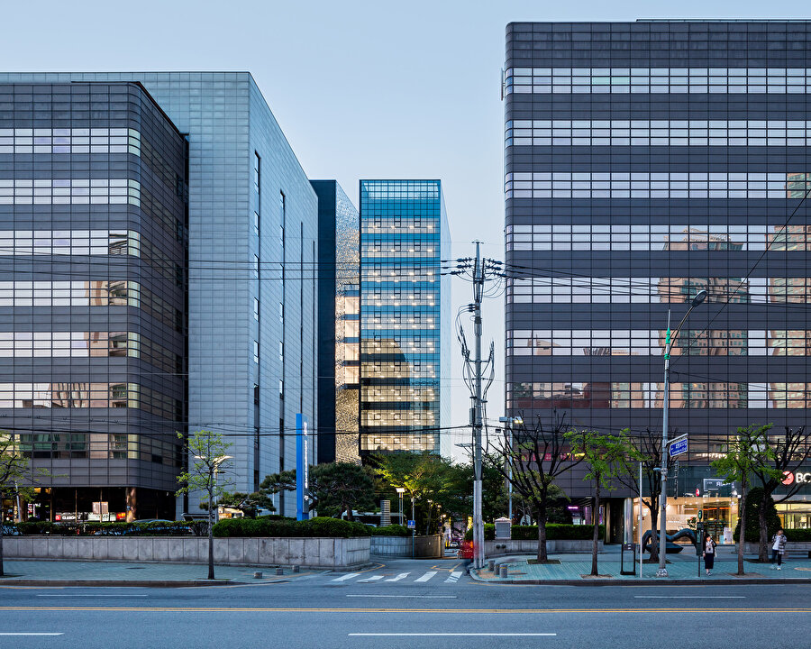 Ofis yapısı, Seul, Seocho-gu’da bulunan Nambu Otobüs Terminali’nin kuzeybatısındaki ara sokakta konumlanıyor.