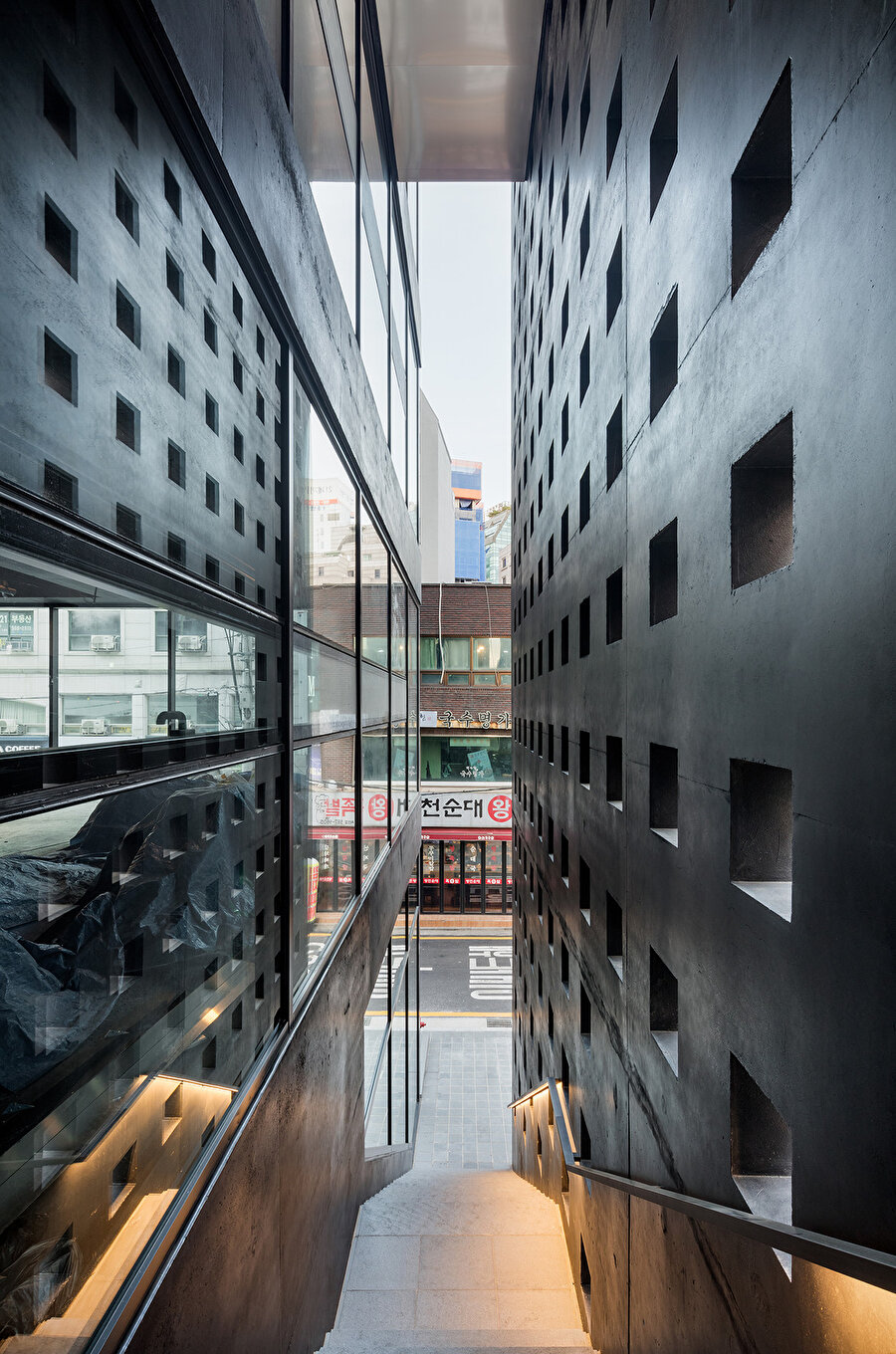 OBBA, ofis yapılarındaki klasikleşen mimari dili kırmak ve yapının yeni çalışma modellerindeki esnekliklere açık olduğunu vurgulamak üzere malzemenin gücünü ortaya koyuyor.