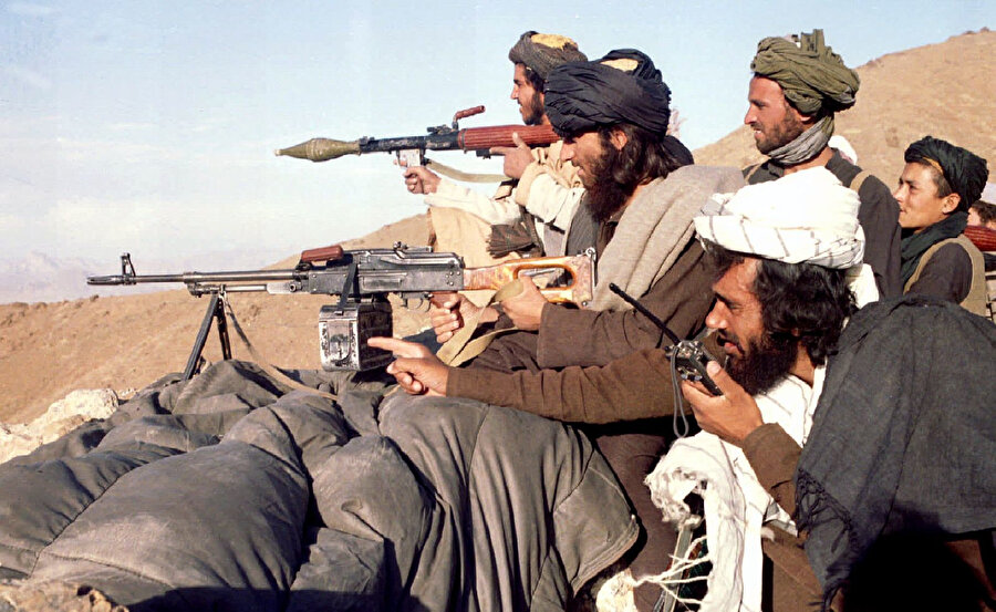 1995'te Afganistan'ın başkenti Kabil’i hedef alan saldırılarından önce şehrin güneyindeki cephe hattında tatbikat yapan Taliban mensupları.