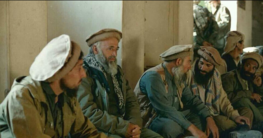 1980'li yıllarda Rus işgaline karşı birlikte mücadele eden Şah Mesud (solda), Burhanettin Rabbani (ortada) ve Abdullah Azzam (sağda). 