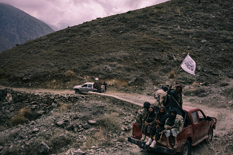 Afganistan, Rus işgali yıllarından bu yana yerel veya küresel pek çok direnişçinin faaliyet gösterdiği bir coğrafya. Taliban da bu direniş hareketlerinden birisi olarak, ağırlığı yerel birliklerden olsa da, aralarında Türklerin de olduğu çok farklı etnik gruplardan oluşan bir orduya sahipti.