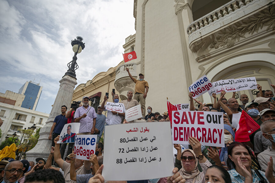 18 Eylül'de, Said'in olağanüstü kararları uzatmasını protesto eden Tunuslular. 