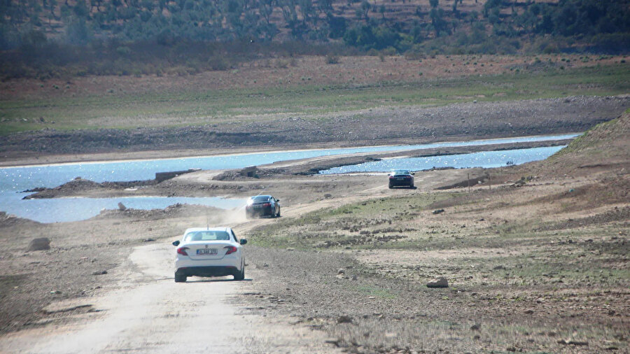 Baraj kurudu, 40 yıl önce su altında kalan Bodrum-İzmir yolu ortaya çıktı