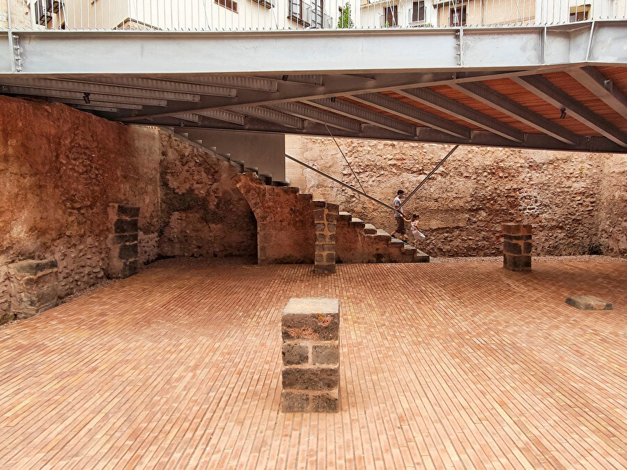 Sinagog Meydanı – Lluis Bort.