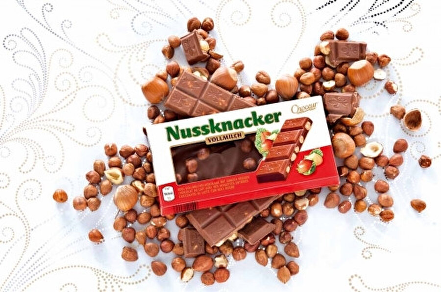 O çok sevdiğimiz Alman çikolatası var ya; büyük, fındıklı olan… Nussknacker… 