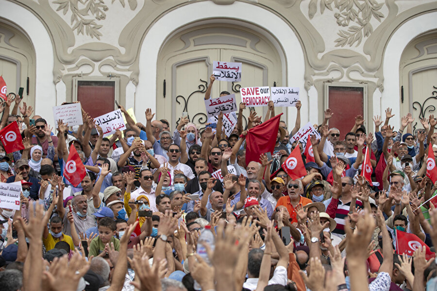 Cumhurbaşkanı Kays Said'i protesto eden Tunuslular.