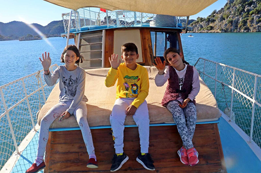 Tur teknesi değil, okul servisi: Her gün deniz yolculuğu yaparak okula gidiyorlar
