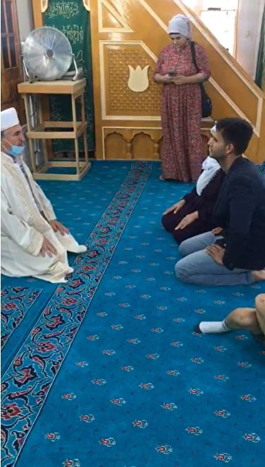 Bırakıldığı camide müslüman oldu