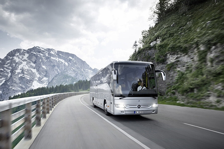 İstiyorum ki otobüslerden içime çöküp kalmış ne varsa çıksın terk etsin vücudumu.