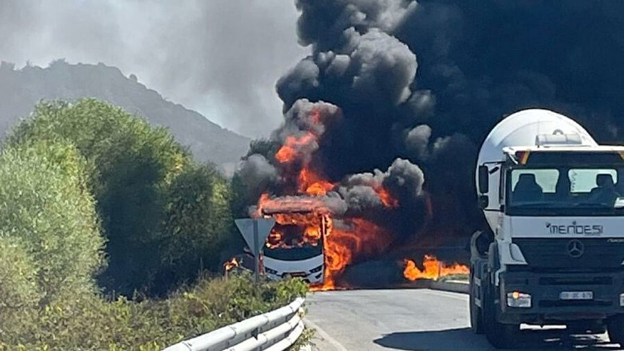 Midibüs motor kısmında çıkan yangın nedeniyle alev alev yandı
