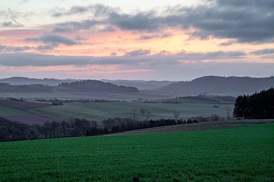 Dağları aşıp da karşıma çıkan yemyeşil bir ovaya;"güzel" demek beni huzurlu kılıyor.