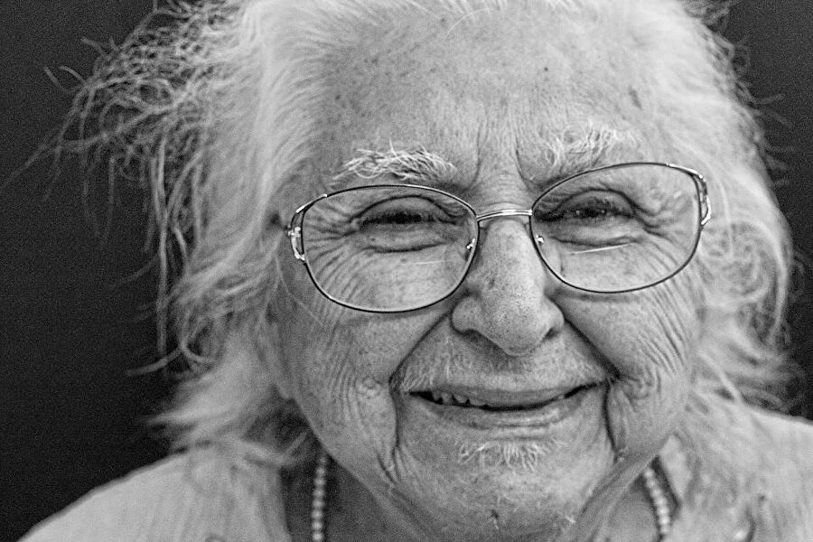Bakışlarımı anneannem gibi dingin ve müşfik, çalıştım. İşte şimdi tam da Ayten Hanımefendi olmuştum.
