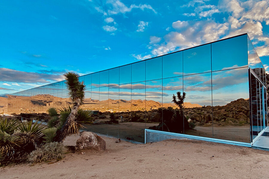 Yapı, Joshua Tree şehir merkezinden on dakika uzaklıkta uzak bir noktada bulunuyor.