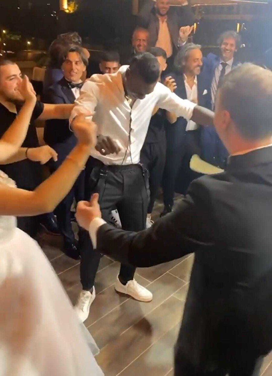 Balotelli halay çekerken