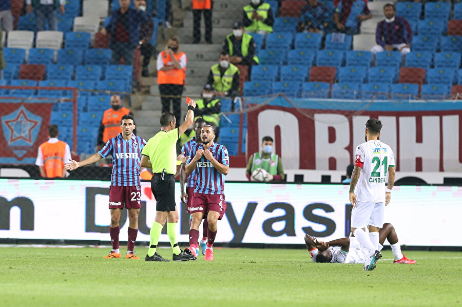Hüseyin Türkmen'in kırmızı kart gördüğü an