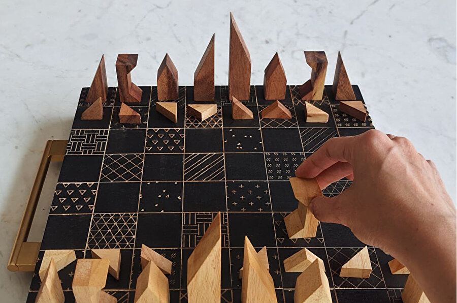 Ahşap satranç tahtası, Bangkok mimarisinden sonra modellenmiş parçalara sahip.