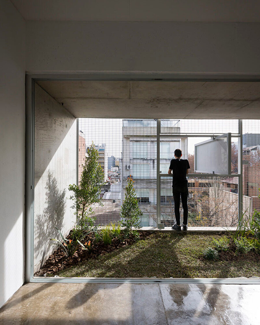 1.- 5. katta bulunan bahçeler, cephe malzemelerinin avantajı ile sokakla görsel bağlantı sağlıyor.