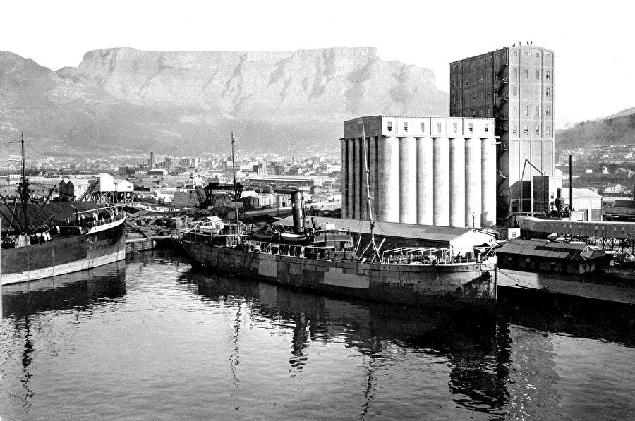 Silo ve limanın eski bir fotoğrafı.