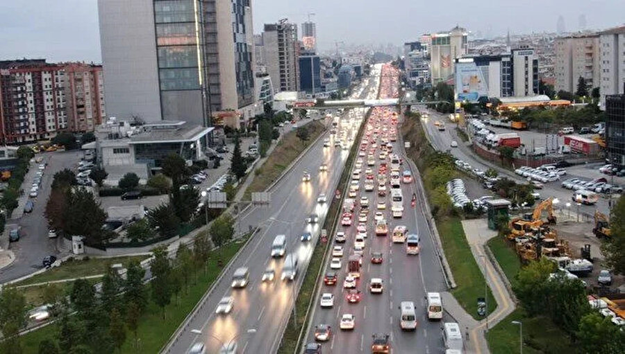Yağmur İstanbul'da trafiğin artmasına neden oldu
