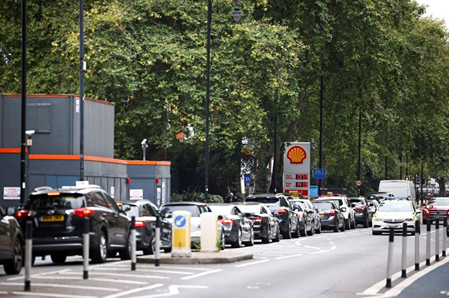 Petrol istasyonları önünde uzun kuyruklar oluştu