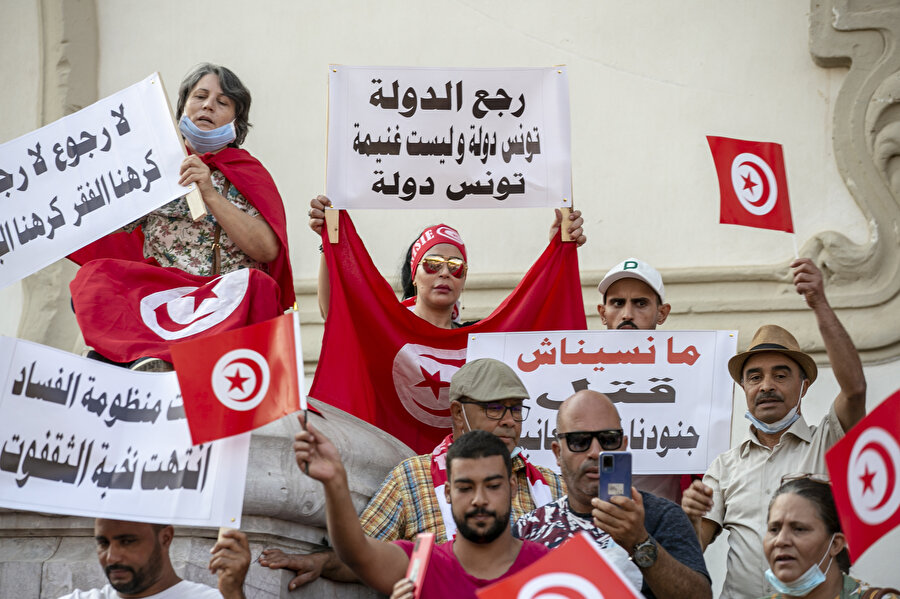 Tunus'un Habib Burgiba Caddesi'nde toplanan Said destekçileri olağanüstü karar ve yetkileri destekleyen açıklamalar yaptı. 