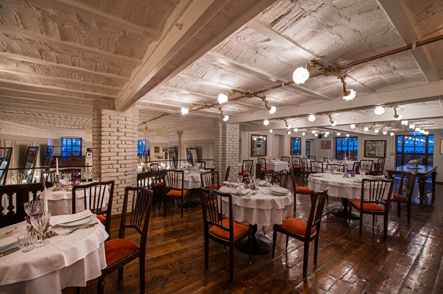 Restore edilerek ‘1924 İstanbul’ ismiyle yeniden kullanıma açılan tarihi Rejans Restoranı, İstanbul Beyoğlu'nda, Asmalı Mescit Mahallesi’nde bulunuyor.