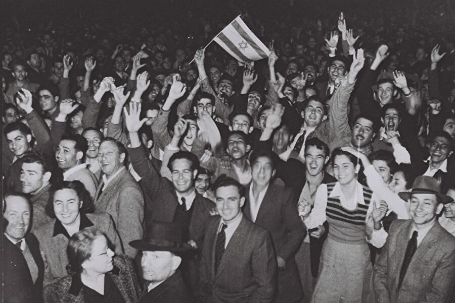 Oylama sonucunu ellerinde bayraklarla bekleyen siyonist Yahudiler. 