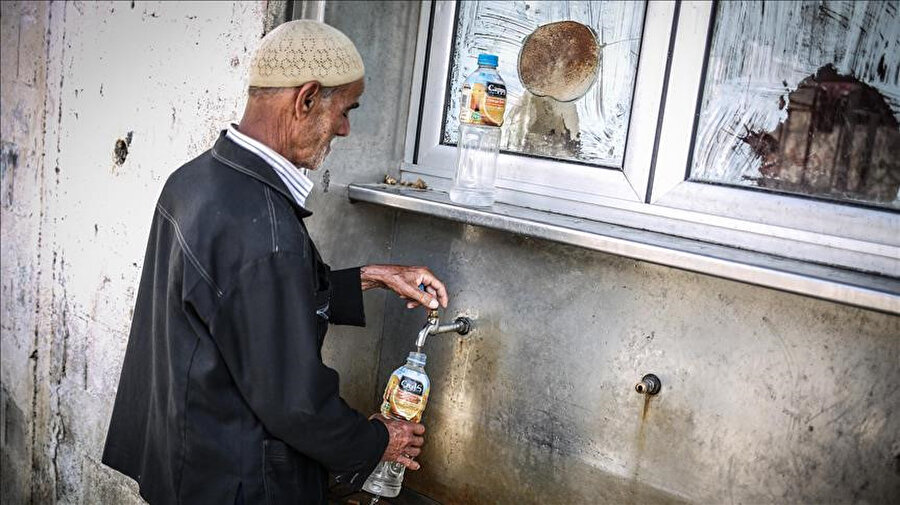 İsrail ablukasının en vahim sonuçlarından birisi de Gazze halkının temiz içme suyuna ulaşma imkânlarını yok etmesi. 