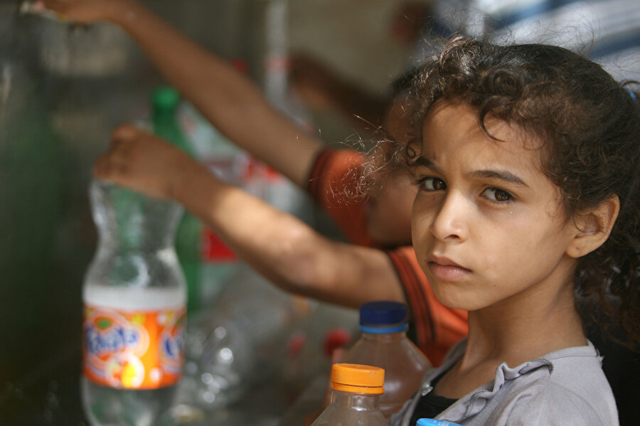Gazze'nin çocukları, 2006'dan beri kesintisiz bir şekilde devam eden İsrail ablukası nedeniyle birçok insani şarttan mahrum kaldığı gibi artık temiz içme suyuna da ulaşamıyor. 