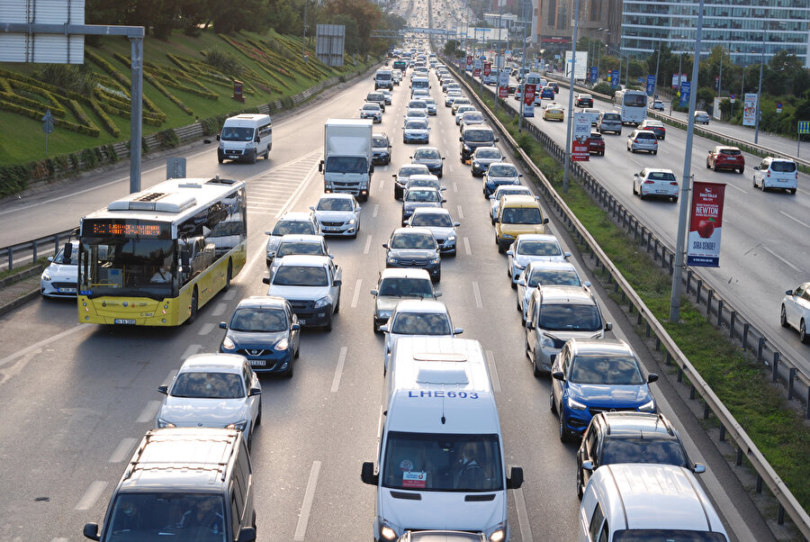 İstanbul'da haftanın ilk iş günü yoğun trafikle başladı