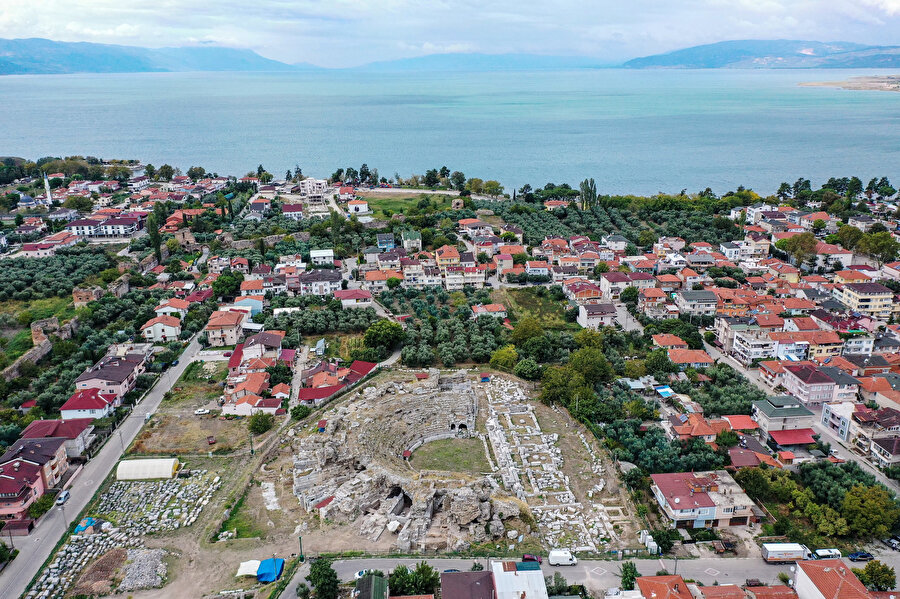 Roma Tiyatrosu arkeolojik kazı ve araştırma çalışmaları.