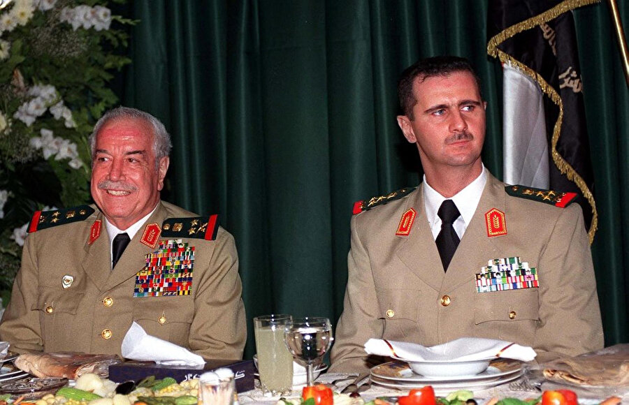 1972-2004 yıllarında Suriye Savunma Bakanlığı yapan Mustafa Tlas, Esed rejimine bağlılığıyla biliniyordu. 
