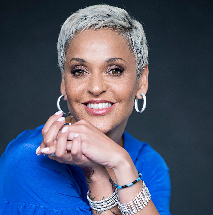 Profesyonel olarak Mariza olarak bilinen Marisa dos Reis Nunes ComIH (16 Aralık 1973 doğumlu), Portekizli bir fado şarkıcısı.