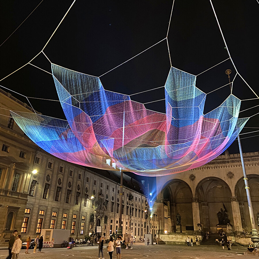 Kent meydanlarını canlandıran renkli enstalasyonlar