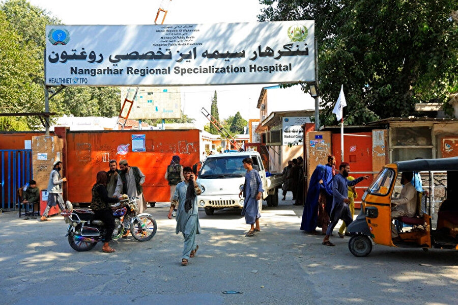  Nangerhar vilayetinde 7 kişinin yaşamını yitirdiği 30 kişini yaralandığı DEAŞ tarafından Eylül ayında gerçekleştirilen saldırı sonrası hastanenin önü.