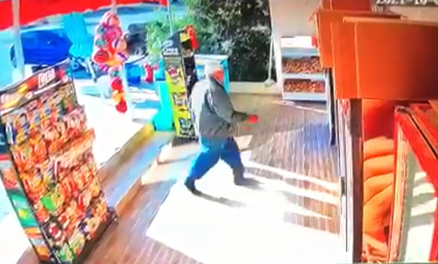 Market kirlenmesin diye ayakkabısını çıkarıp içeri girdi