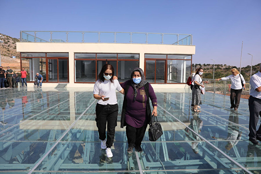 Burada yürümek cesaret işi: 150 metre yükseklikten Fırat Nehri'ni izliyorlar