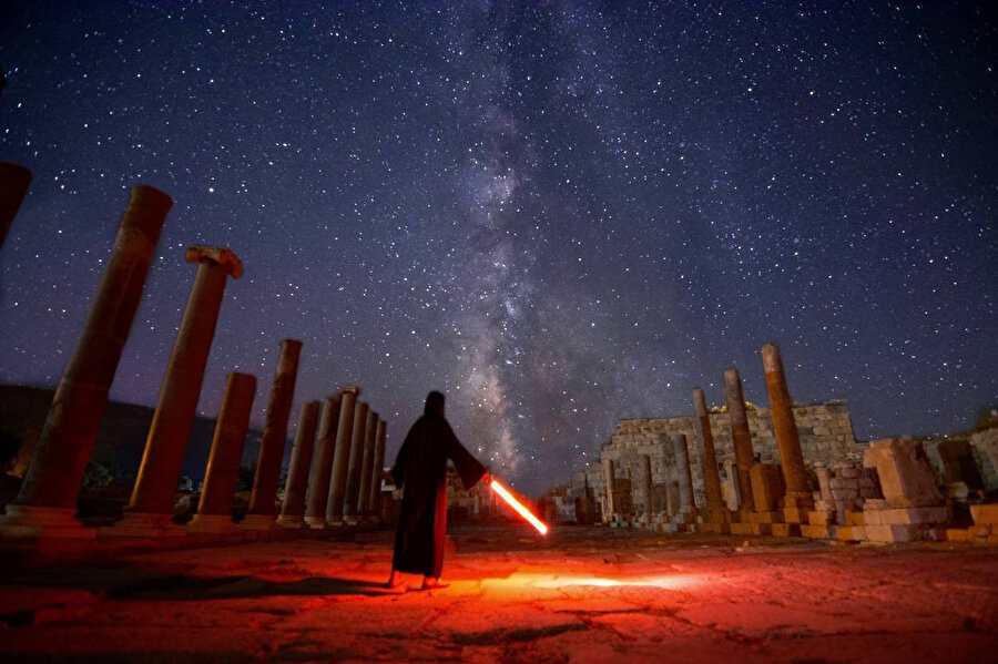 Türkiye'nin doğal güzelliklerini çektiği görseller ile tanıtan fotoğraf sanatçısı İsa Turan, Patara Antik Kenti'nde yıldızlar ve Samanyolu'nun hareketini uzun pozlama yöntemi ile görüntüledi.