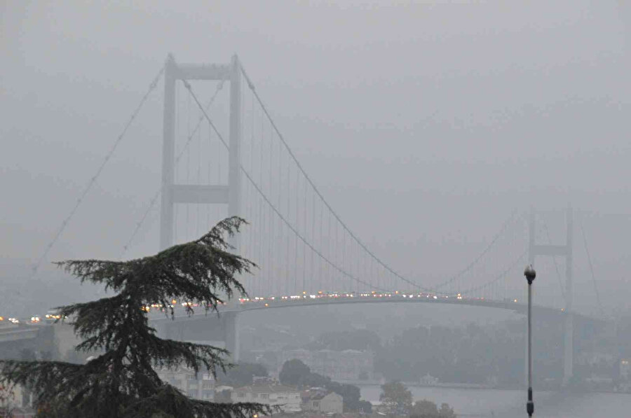 İstanbul sise teslim: Köprüler neredeyse kayboldu