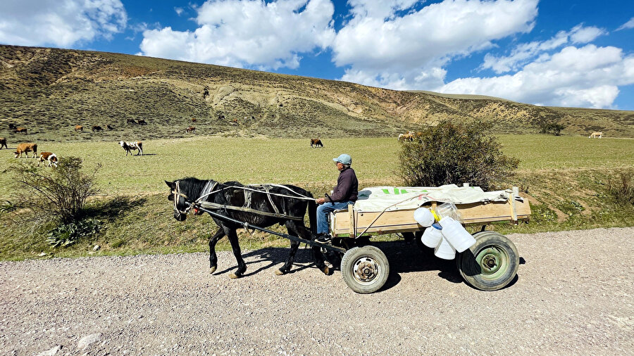 Atlı bakkal 54 yıldır köy köy geziyor