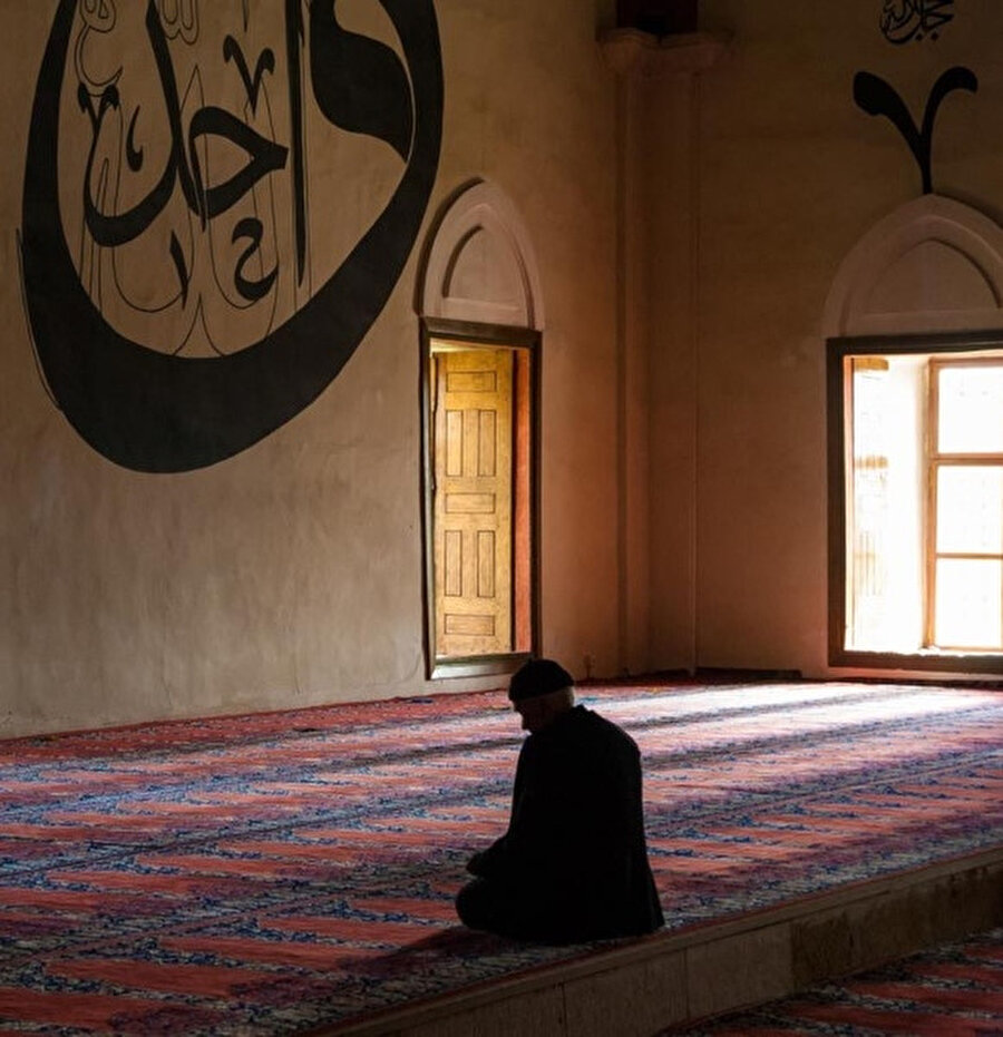 Bu taklidi iman topluma egemen olan umumi vicdan ve külli kalbe dayanarak ve nesilden nesile tevarüs eden İslam'ın ulvi perdesiyle muhafaza edilen "hissiyat-ı mütevarise"den (nesilden nesile aktarılan, toplumun ruhuna sirayet eden İslam'ın ve imanın esasları da diyebiliriz buna) destek alarak varlığını korur.