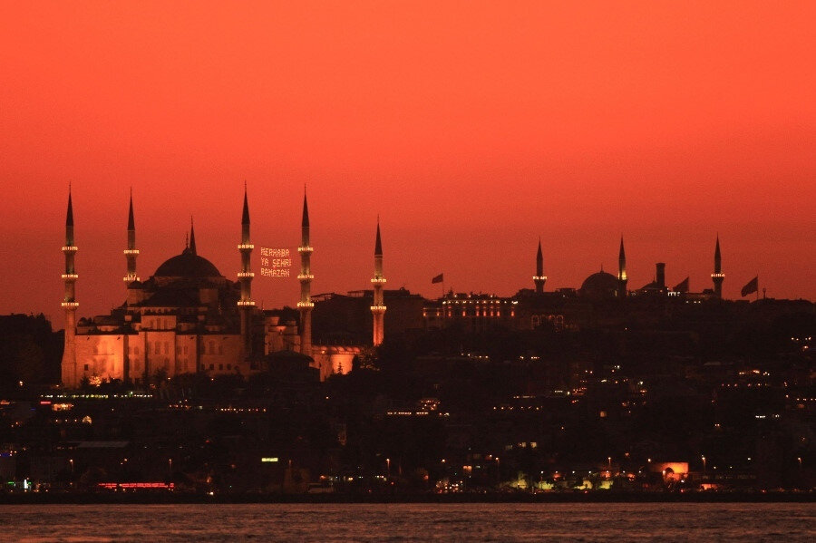 Bu çuvallamanın kaynağının İslami terbiye vermekle imanî terbiye vermek arasındaki farkı idrak edememekte yattığı kanaatindeyim.