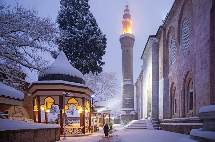Önce iman. Çocuklara verilecek ilk şey, sıfır yaşından itibaren önce imandır.